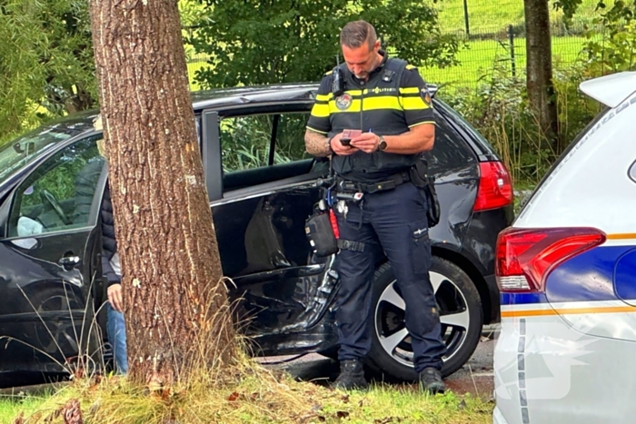 Bestuurder verliest controle en botst tegen boom