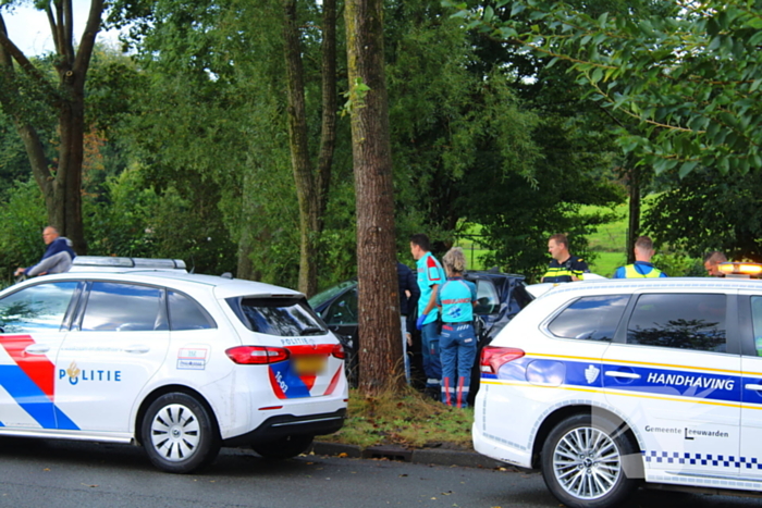 Bestuurder verliest controle en botst tegen boom