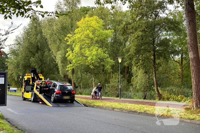 Bestuurder verliest controle en botst tegen boom