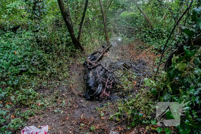 Scooter gedumpt en in brand gestoken bij speeltuinen