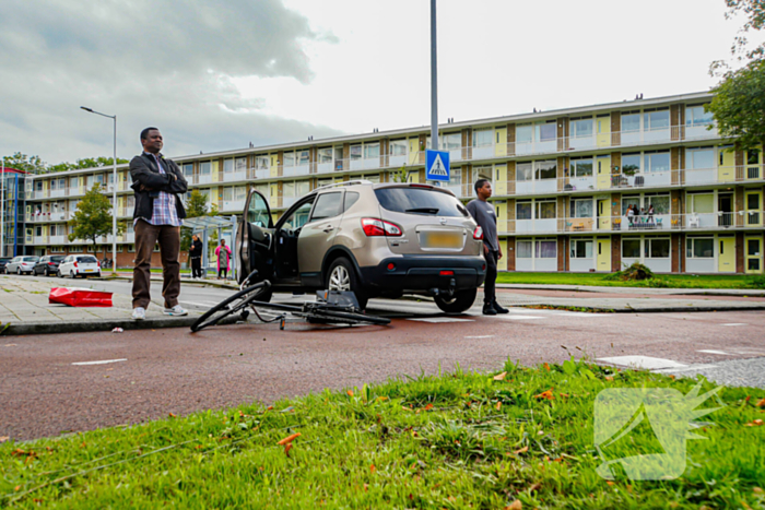 Overstekende fietser aangereden door automobilist