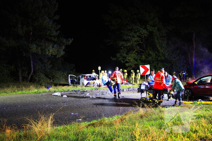 Meerdere gewonden na frontale botsing tussen auto's