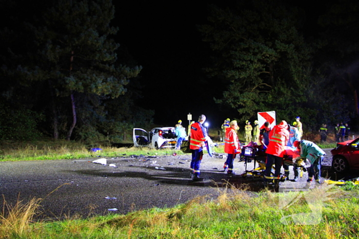 Meerdere gewonden na frontale botsing tussen auto's