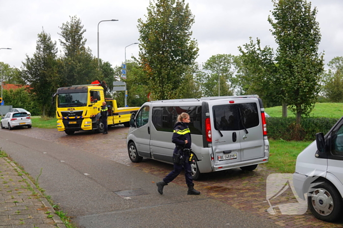 Bus met gehandicapten klapt achterop andere bestelbus