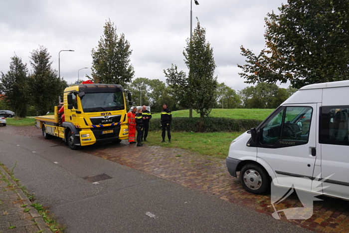 Bus met gehandicapten klapt achterop andere bestelbus