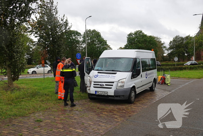 Bus met gehandicapten klapt achterop andere bestelbus