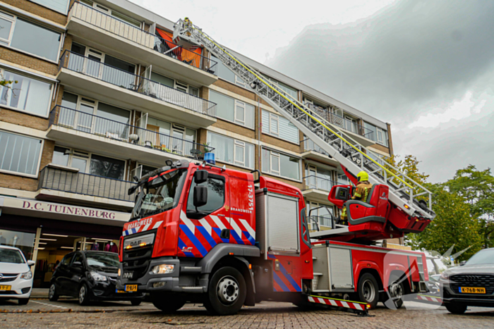 Zonnenscherm dreigt te vallen, brandweer stelt zonnescherm veilig