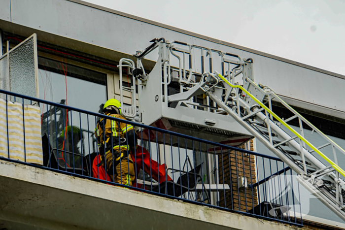 Zonnenscherm dreigt te vallen, brandweer stelt zonnescherm veilig