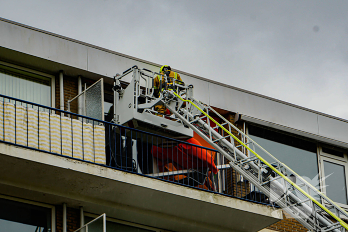 Zonnenscherm dreigt te vallen, brandweer stelt zonnescherm veilig