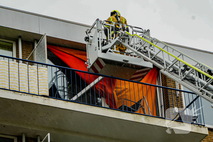 Zonnenscherm dreigt te vallen, brandweer stelt zonnescherm veilig