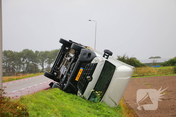 Bakwagen gekanteld weg afgesloten