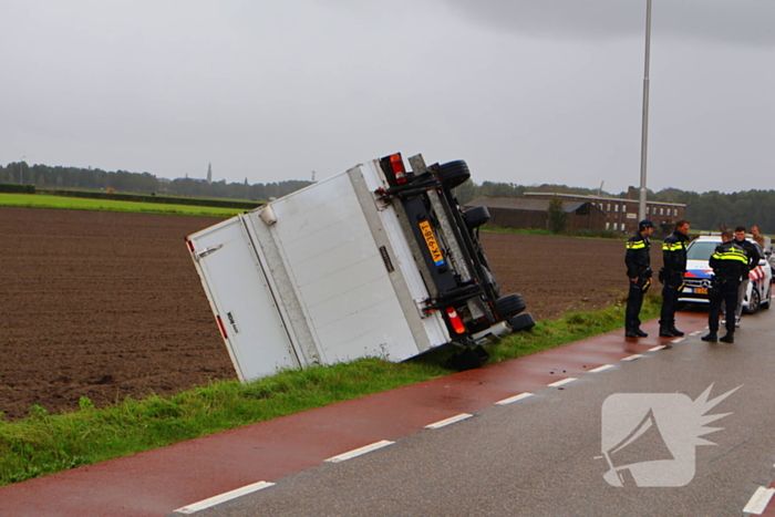 Bakwagen gekanteld weg afgesloten