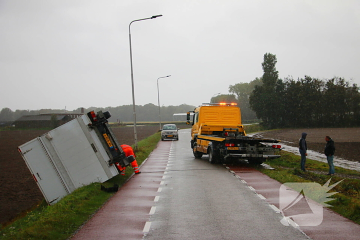 Bakwagen gekanteld weg afgesloten