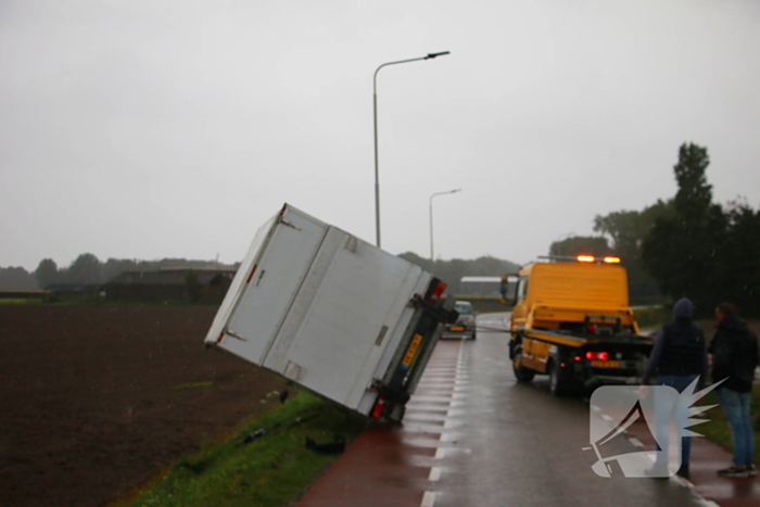 Bakwagen gekanteld weg afgesloten