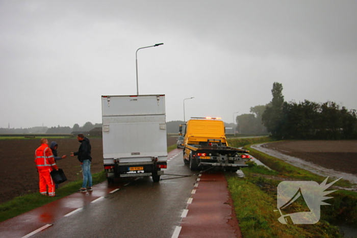 Bakwagen gekanteld weg afgesloten