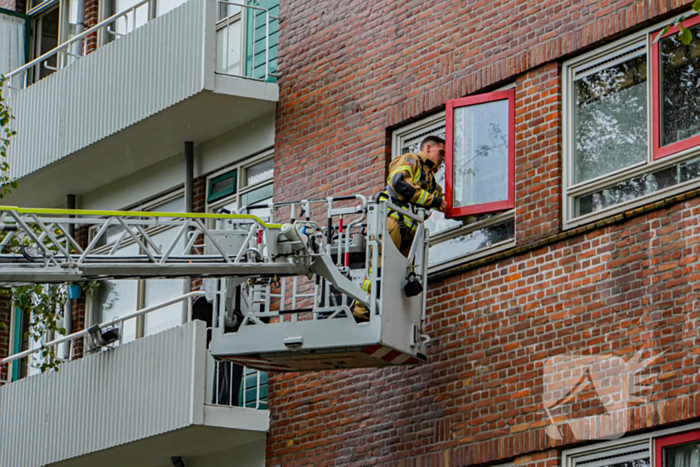 Bewoner vast op balkon, brandweer doet open