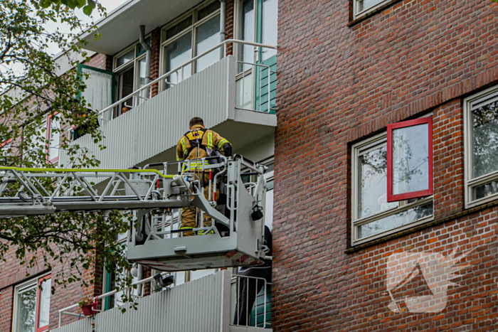 Bewoner vast op balkon, brandweer doet open