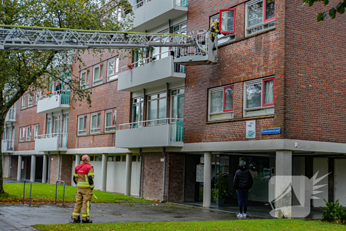 Bewoner vast op balkon, brandweer doet open