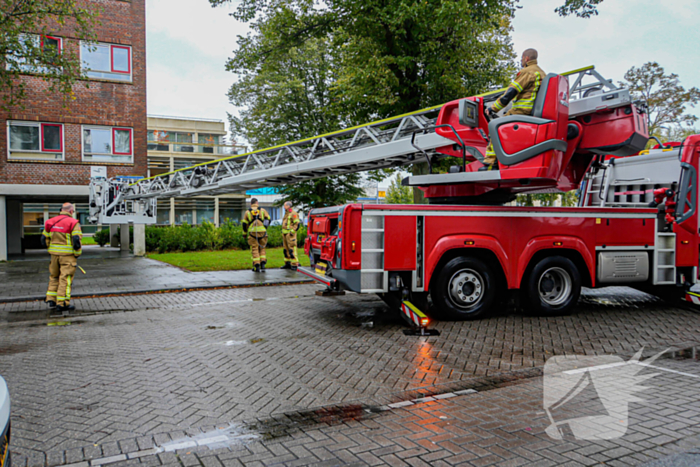 Bewoner vast op balkon, brandweer doet open