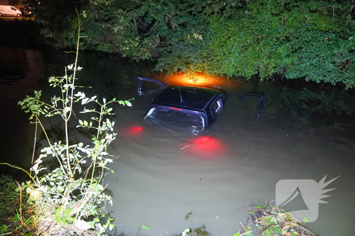 Zoekactie nadat auto in sloot belandt