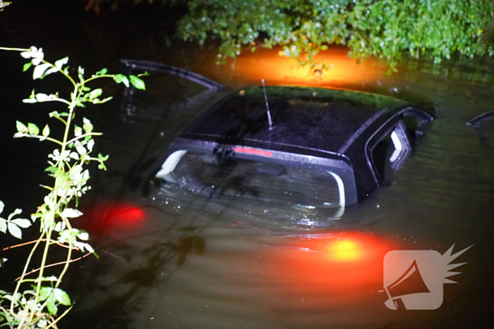 Zoekactie nadat auto in sloot belandt