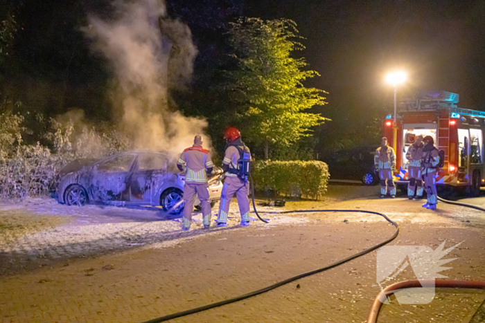 Geparkeerde auto verwoest door brand