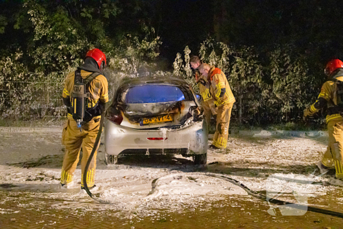 Geparkeerde auto verwoest door brand