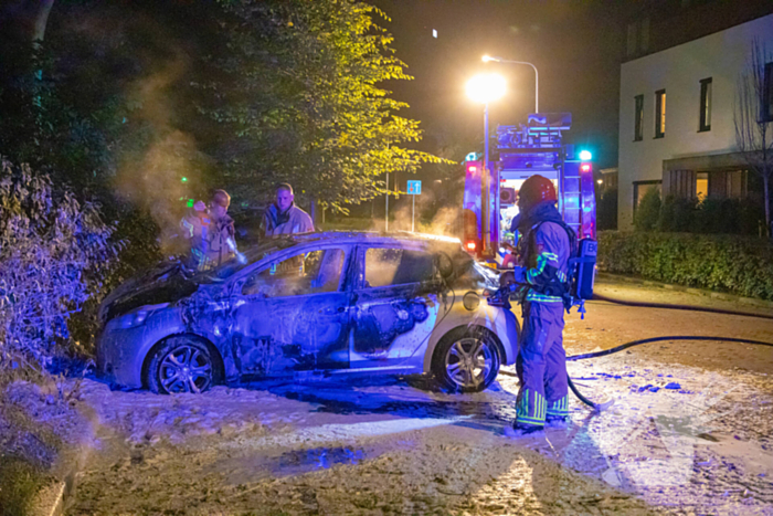 Geparkeerde auto verwoest door brand