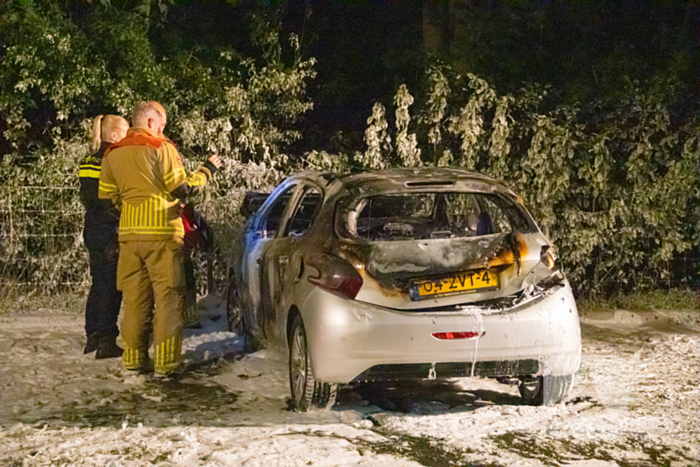 Geparkeerde auto verwoest door brand