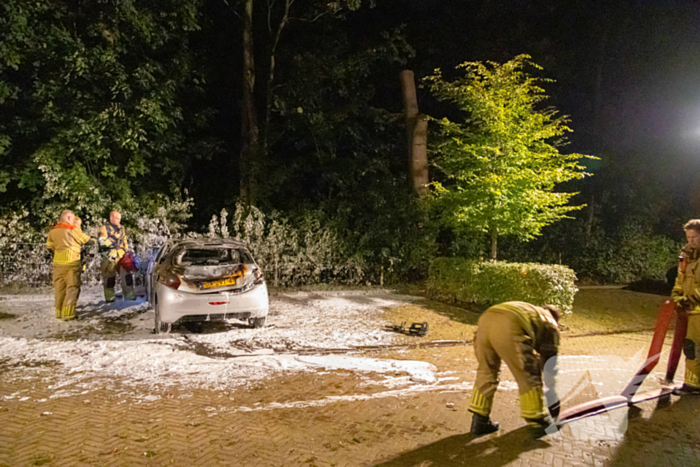 Geparkeerde auto verwoest door brand