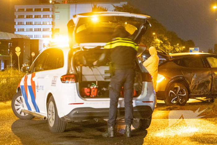 Automobilist verliest macht over stuur en klapt op lantaarnpaal