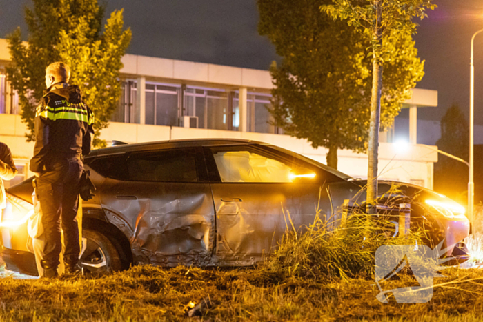 Automobilist verliest macht over stuur en klapt op lantaarnpaal