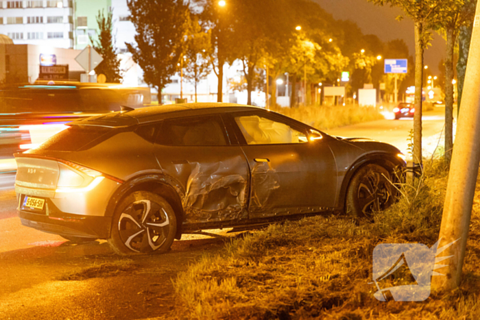 Automobilist verliest macht over stuur en klapt op lantaarnpaal