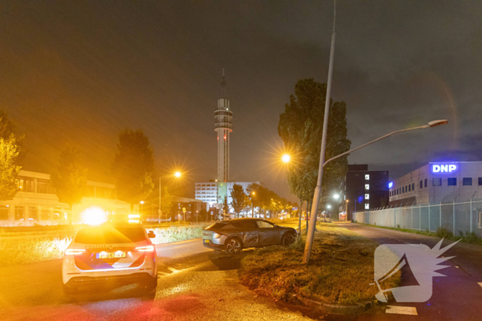 Automobilist verliest macht over stuur en klapt op lantaarnpaal