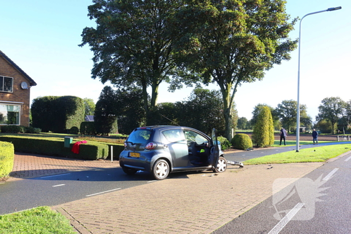 Ravage na botsing tussen drie auto's