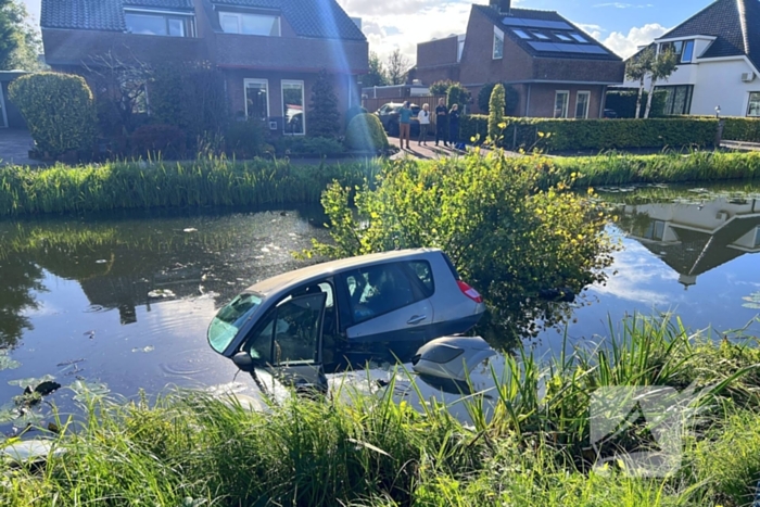 Bestuurster ramt boom en belandt in sloot