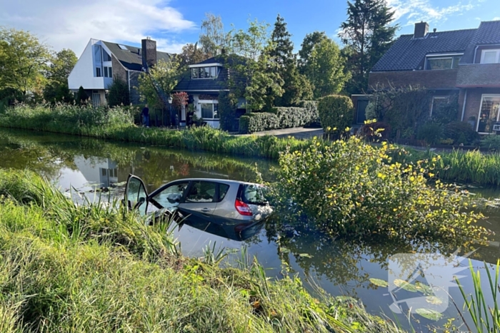 Bestuurster ramt boom en belandt in sloot