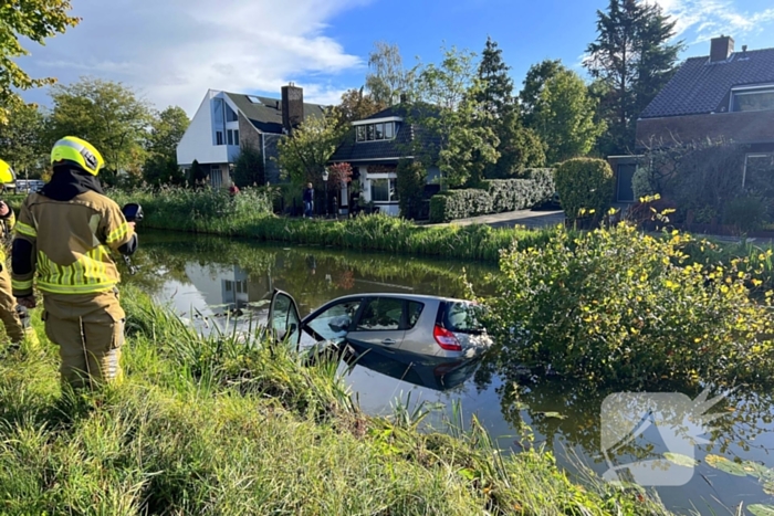 Bestuurster ramt boom en belandt in sloot