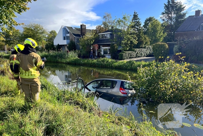 Bestuurster ramt boom en belandt in sloot