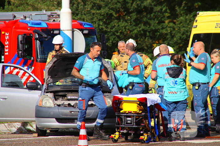 Beknelde bestuurder bevrijdt na harde botsing