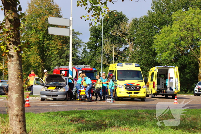 Beknelde bestuurder bevrijdt na harde botsing