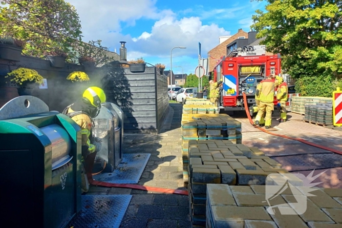 Brandweer laat ondergrondse container vollopen met water om brand te doven