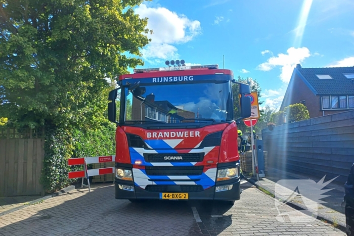 Brandweer laat ondergrondse container vollopen met water om brand te doven