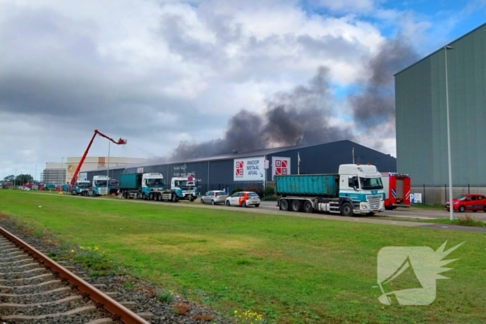 Forse rookontwikkeling bij grote brand in havengebied