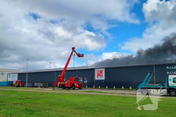 Forse rookontwikkeling bij grote brand in havengebied