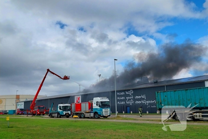 Forse rookontwikkeling bij grote brand in havengebied