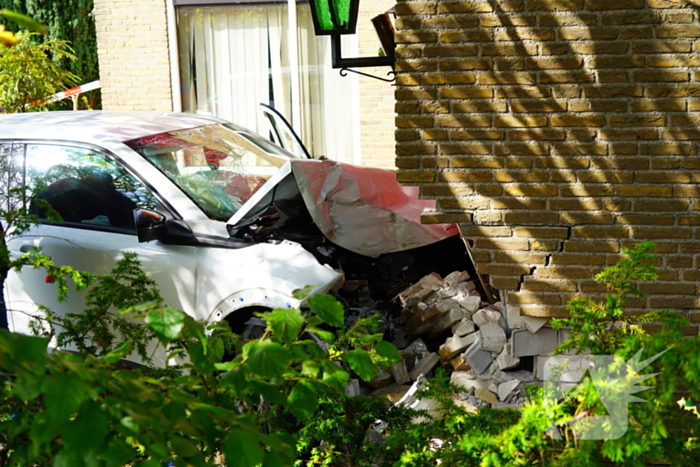 Automobilist rijdt tegen garage muur