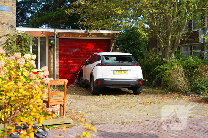 Automobilist rijdt tegen garage muur