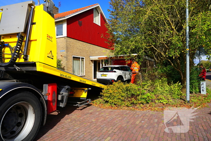 Automobilist rijdt tegen garage muur