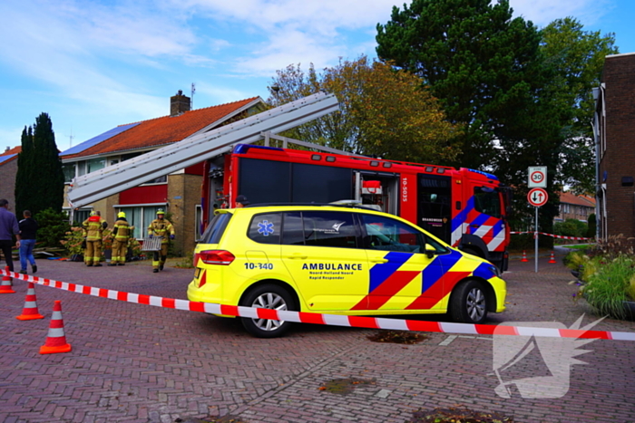 Automobilist rijdt tegen garage muur